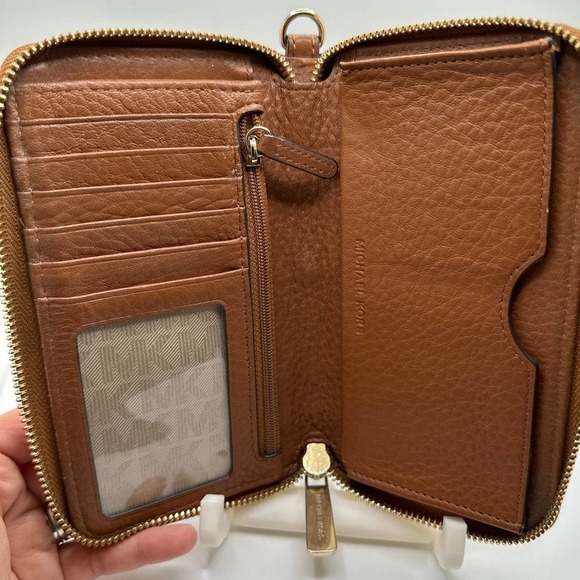 Michael KORS Brown Wallet with Phone Holder - Picture 5 of 10